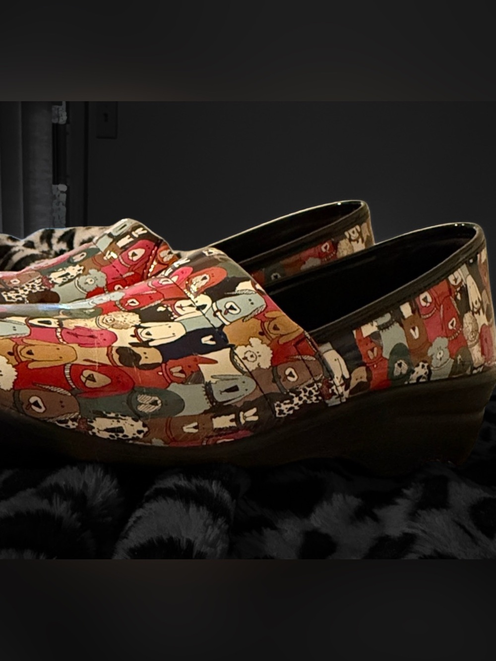 👟 Easy Works by Easy Street Lyndee Women’s Slip-Resistant Clogs | Dog Print | - Picture 3 of 5